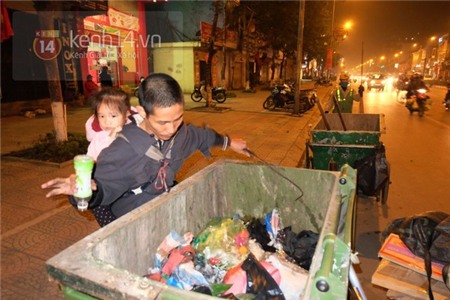 Cha tật nguyền cõng con 3 tuổi đi nhặt rác trong đêm đông Hà Nội 10