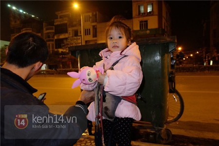 Cha tật nguyền cõng con 3 tuổi đi nhặt rác trong đêm đông Hà Nội 11