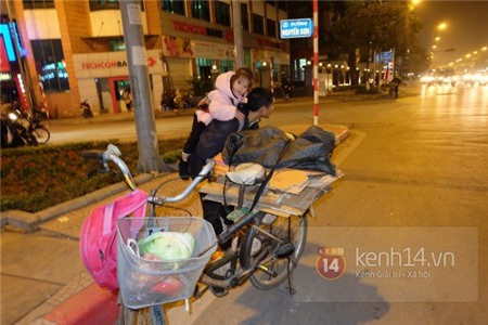 Cha tật nguyền cõng con 3 tuổi đi nhặt rác trong đêm đông Hà Nội 4