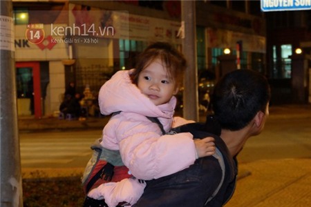 Cha tật nguyền cõng con 3 tuổi đi nhặt rác trong đêm đông Hà Nội 5