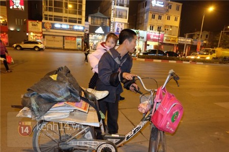 Cha tật nguyền cõng con 3 tuổi đi nhặt rác trong đêm đông Hà Nội 6