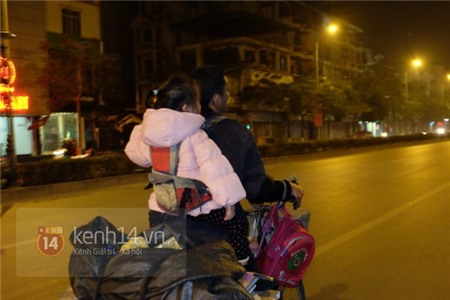 Cha tật nguyền cõng con 3 tuổi đi nhặt rác trong đêm đông Hà Nội 8