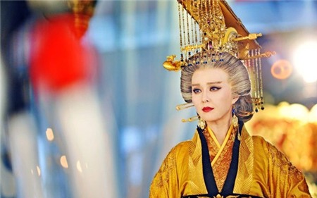 Cảnh Võ Tắc Thiên đăng cơ Đệ nhất nữ hoàng được dàn dựng công phu.