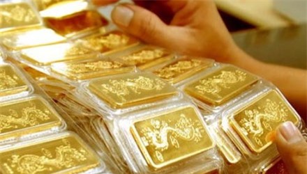 Vàng lao dốc khi dầu mỏ đi lên - 1