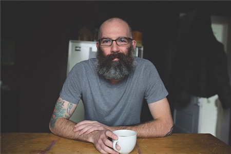 Ông bố không ngần ngại xăm các bức tranh nguệch ngoạc của con trai kín tay 11