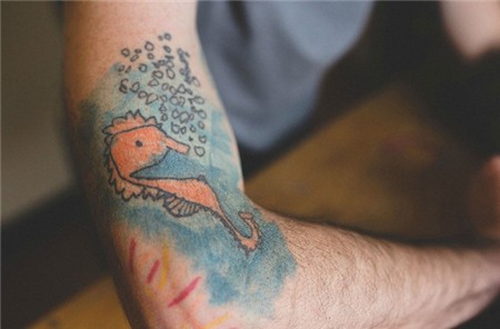 Ông bố không ngần ngại xăm các bức tranh nguệch ngoạc của con trai kín tay 2