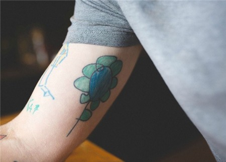 Ông bố không ngần ngại xăm các bức tranh nguệch ngoạc của con trai kín tay 7