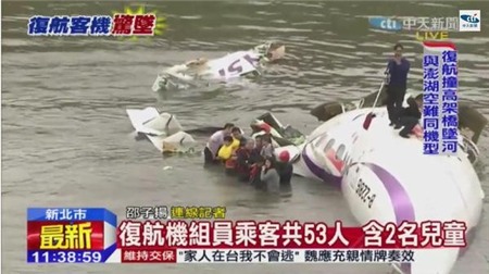 Cận cảnh máy bay Đài Loan lao xuống sông