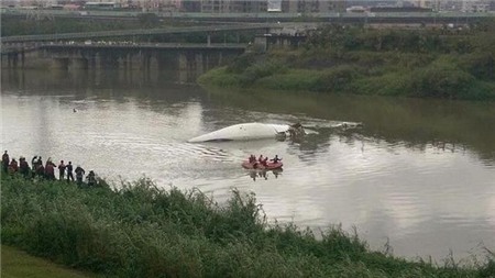Cận cảnh máy bay Đài Loan lao xuống sông