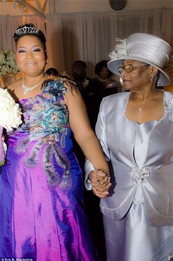 Mẹ của Eleby chính là người đã dẫn cô đi lên lễ đường