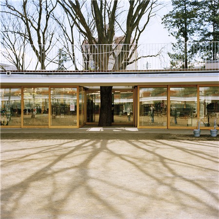 Trần phòng học rất thấp