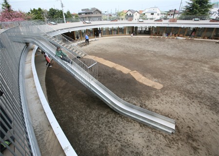 Ngoài cầu thang còn có cả cầu trượt