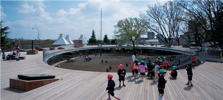 Ngoài cầu thang còn có cả cầu trượt