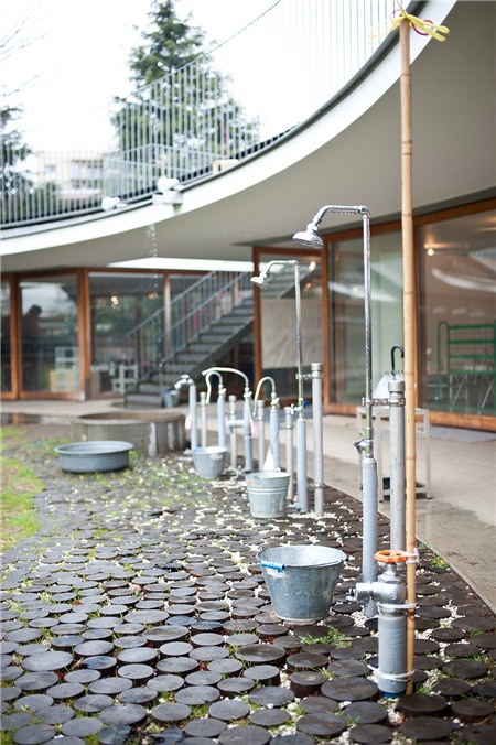 Các vòi nước trong sân trường nơi trẻ rửa chân, tay