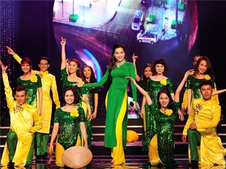 Hà Hồ diện áo dài cũng đẳng cấp