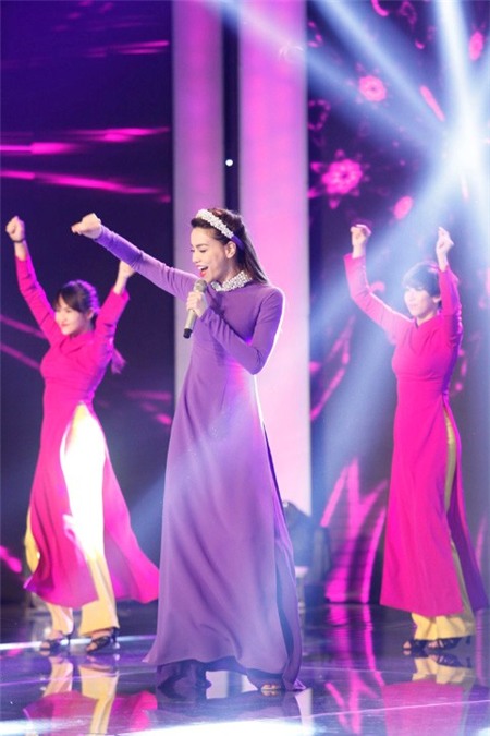 Hà Hồ diện áo dài cũng đẳng cấp