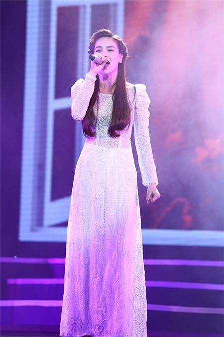 Hà Hồ diện áo dài cũng đẳng cấp