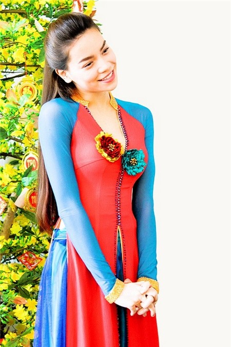 Hà Hồ diện áo dài cũng đẳng cấp