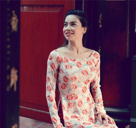 Hà Hồ diện áo dài cũng đẳng cấp