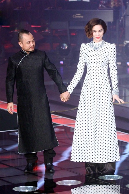 Hà Hồ diện áo dài cũng đẳng cấp