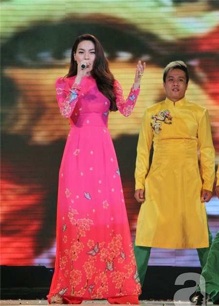 Hà Hồ diện áo dài cũng đẳng cấp