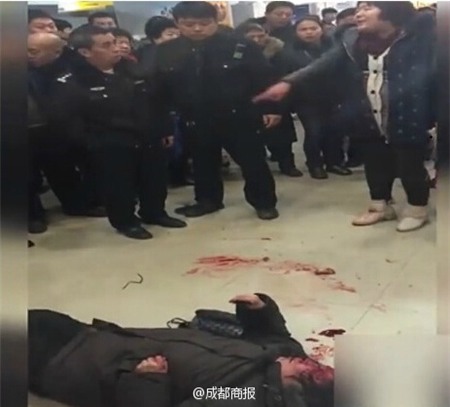 Xin được nhường đường, cụ bà bị người phụ nữ đánh đập dã man 2