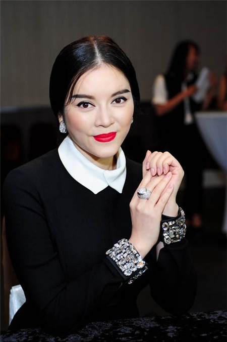 ly-nha-ky-my-nu-tai-hoa-va-buoc-tien-vuon-tam-the-gioi