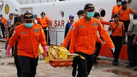 Thi thể các nạn nhân được đưa lên bờ