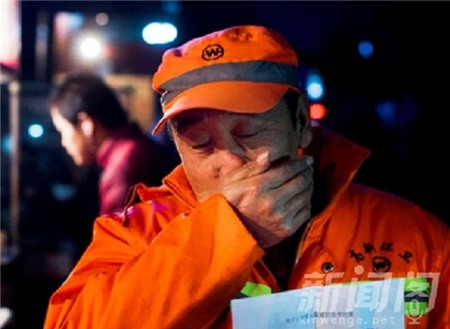 Ông Ding Quan không ngờ rằng công ty sa thải ông chỉ vì vì ông tạm nghỉ khi đôi tay đã tê cóng. Ảnh: Xiwengwe.net