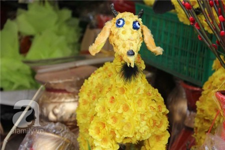 Người Sài Gòn thích thú chọn mua dê hoa 