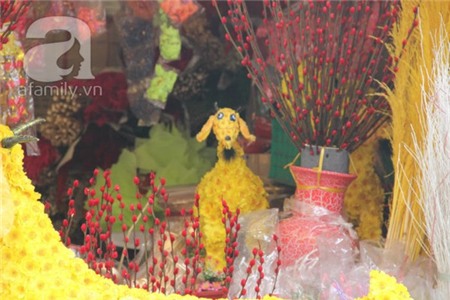 Người Sài Gòn thích thú chọn mua dê hoa "handmade" trưng nhà dịp Tết 3
