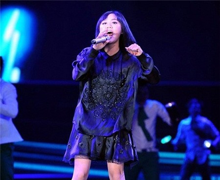 Có lẽ Văn Mai Hương nên tặng bộ đồ đen thùng thình với họa tiết đồng bóng này cho… Thanh Lam thì sẽ hợp lý hơn.