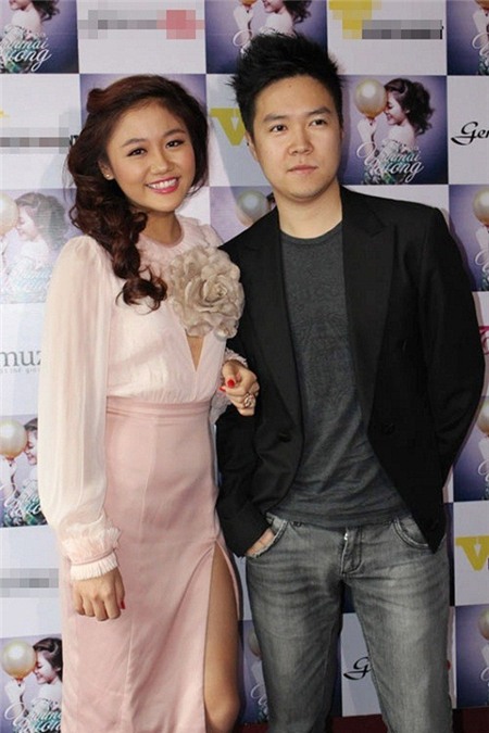 Bộ đồ với tông màu lỗi thời khiến Văn Mai Hương già dặn hơn hẳn  bạn trai cũ Lê Hiếu vốn hơn cô 10 tuổi.