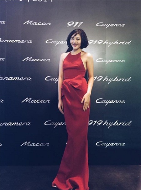 Bộ váy cổ yếm và kiểu tóc cổ điển không phù hợp  với một cô gái mới lớn.