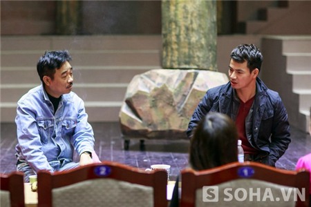 Trong lúc chờ mọi người đến đủ,a nói chuyện phiếm với những đồng nghiệp,trong đó có nghệ sĩ Xuân Bắc.