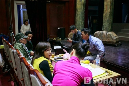 Kết thúc buổi tập,mọi người ở lại trao đổi thêm với nhau về công việc.