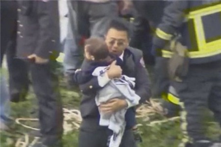 Em bé may mắn sống sót trong tai nạn máy bay TransAsia 1