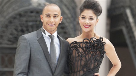 Nicole “đá” Hamilton sau lần cãi nhau tại bữa tiệc mừng năm mới (ảnh phải)