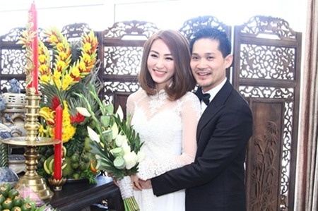 Hot: Ngân Khánh tình cảm hôn ông xã trong ngày ăn hỏi - 18