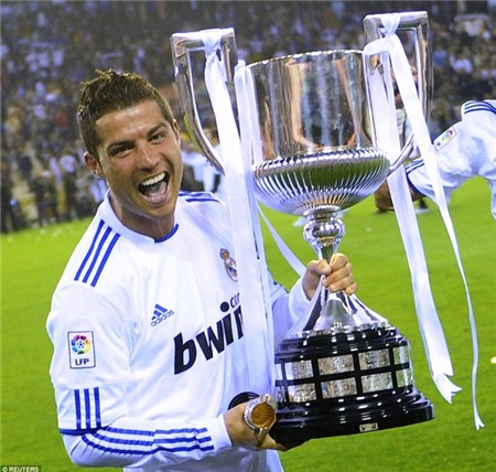 17. Sau khi lên thay Manuel Pellegrini, Jose Mourinho đã khoác lên Real một diện mạo mới. Trong trận chung kết Cúp nhà vua gặp Barca tháng 4/2011, Ronaldo ghi bàn quyết định bằng đầu sau quả tạt của Di Maria, giúp Real thắng 1-0 để giơ cao chức vô địch.