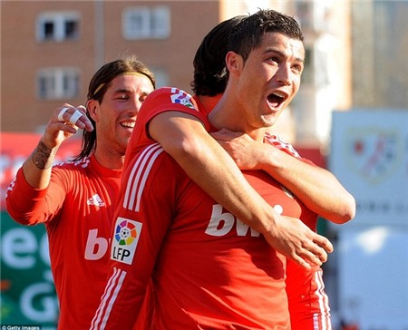 19. Mùa 2011/12, Ronaldo lần đầu tiên giơ cao chức vô địch La Liga cùng Real Madrid. Cú đánh gót vào lưới Rayo Vallecano tháng 2/2012 giúp Real thắng tối thiểu 1-0 được bình chọn là bàn thắng đẹp nhất mùa.