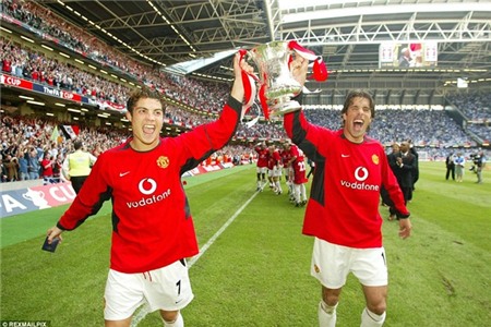 3. Tháng 5/2004, Ronaldo lần đầu tiên giơ cao danh hiệu trong màu áo M.U khi ghi bàn trong chiến thắng 3-0 của Quỷ đỏ trước Millwall trong trận chung kết FA Cup.