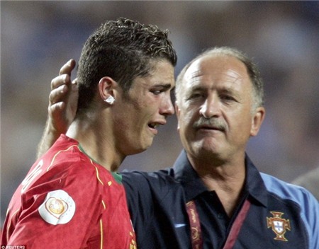 4. EURO 2004 là đấu trường quốc tế danh giá đầu tiên trong sự nghiệp thi đấu của Ronaldo. Chân sút sinh năm 1985 ghi dấu ấn đậm nét bằng bàn thắng vào lưới Hà Lan ở bán kết, giúp chủ nhà Bồ Đào Nha thắng chung cuộc 2-1. Tuy nhiên, ở trận chung kết, Ronaldo đã bật khóc khi Seleccao để thua Hy Lạp với tỷ số 0-1.