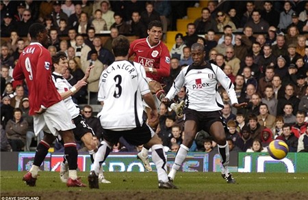 6. Trong những ngày đầu mới gia nhập M.U, Ronaldo bị chỉ trích vì lối chơi cá nhân. Tuy nhiên vào mùa 2006/07, CR7 trở thành đầu tàu giúp bầy Quỷ đỏ băng băng tiến về phía trước. Bàn thắng vào lưới Fulham tháng 2/2007 được xem như là bước ngoặt đưa M.U lên đỉnh Premier League. Đây là danh hiệu đầu tiên của Ronaldo tại giải đấu danh giá nhất nước Anh.