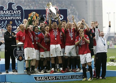 7. Mùa 2007/08, Ronaldo chơi bùng nổ khi ghi tới 42 bàn thắng, giúp M.U bảo vệ thành công danh hiệu vô địch Premier League. Trong đó, cú đánh gót thành bàn trong chiến thắng 4-0 trước Aston Villa hồi tháng 3/2008 là một trong những dấu ấn đáng nhớ nhất trong sự nghiệp của CR7.