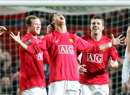 8. Cú sút phạt không thể cản phá mang đậm thương hiệu CR7 vào lưới David James khi Portsmouth làm khách tại Old Trafford là một trong những pha ghi bàn đẹp nhất trong sự nghiệp thi đấu của siêu sao người Bồ Đào Nha.