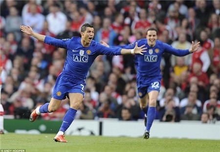 12. Một năm sau, M.U thất bại trong cuộc đua bảo vệ danh hiệu vô địch Champions League khi thất bại trước Barca ở chung kết. Tuy nhiên, cú sút phạt từ khoảng cách gần 37 m vào lưới Manuel Almunia trong trận gặp Arsenal vẫn được xem là dấu mốc đáng nhớ của Ronaldo.
