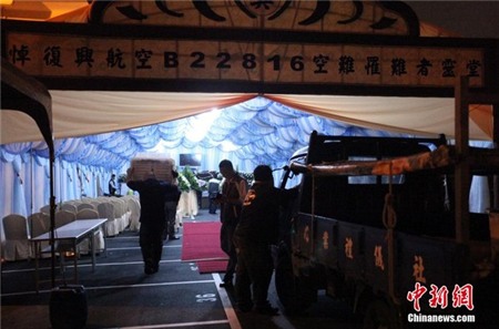 Đài Loan chuẩn bị tang lễ cho những người tử nạn trong vụ máy bay rơi 4