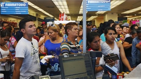 Người dân xếp hàng trong một hiệu thuốc ở Caracas. Ảnh: REUTERS