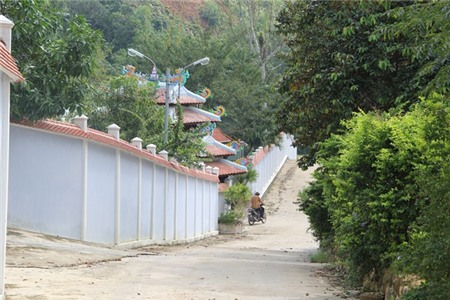 Đường lên khu biệt thự của gia đình tướng Thạc được đổ bê tông sạch sẽ.